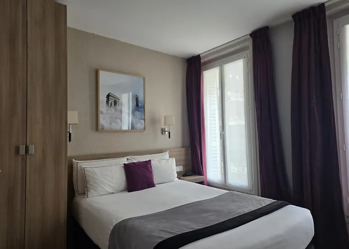 Magda Champs Elysees Parijs